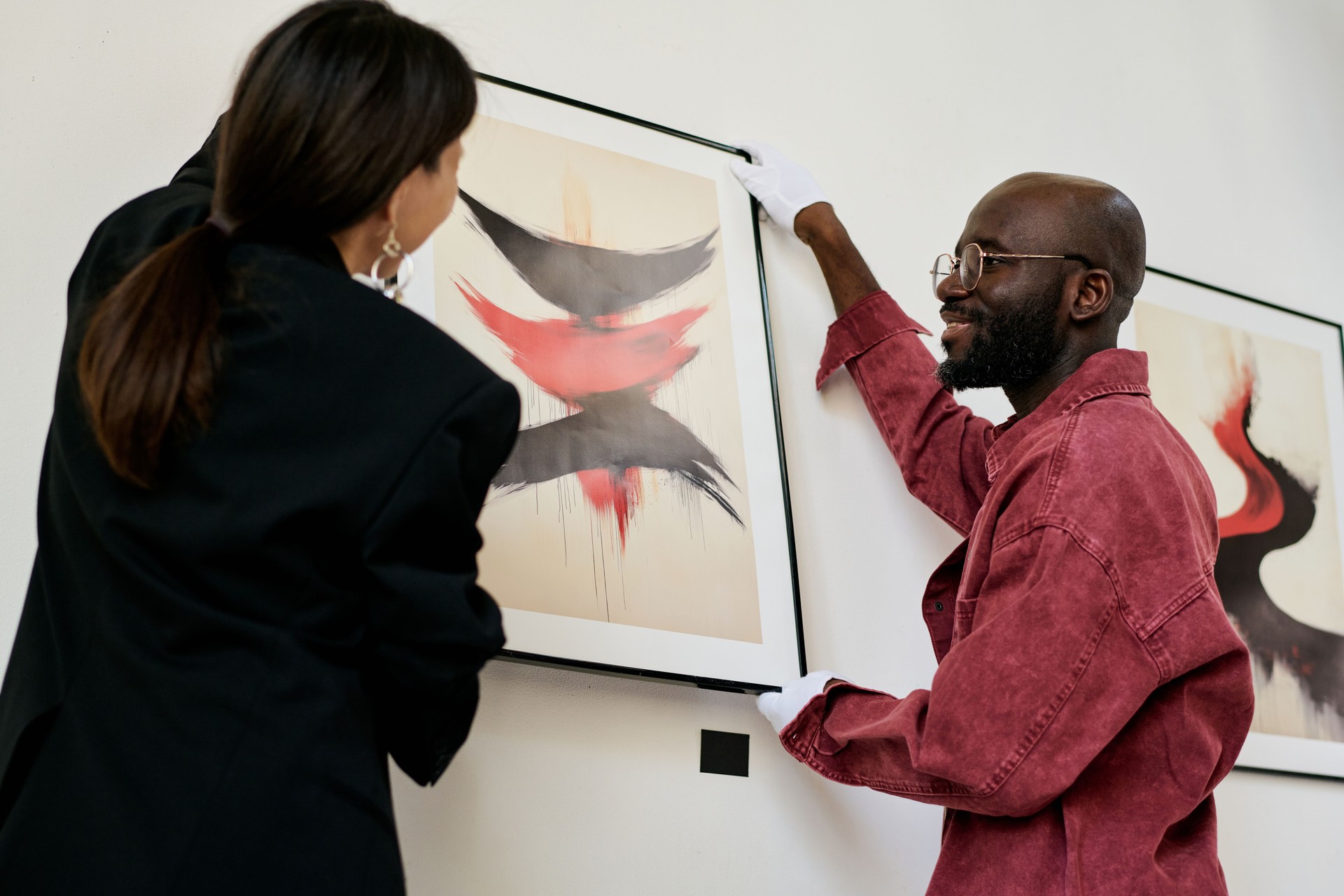 Hanging Modern Art In Gallery With Frame Images